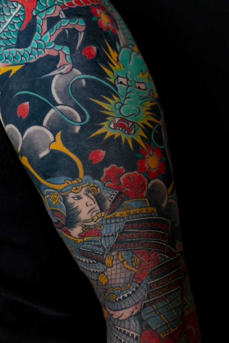 Alejandro Rio Boo - Tatuaje de samur&aacute;i, drag&oacute;n y flores de cerezo - manga completa - (8)