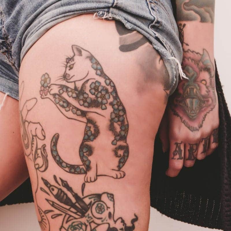 Tatuaje de Monmon Cat Florido 3 Monmon Cat Tattoo Caroli Dilli Tattoo