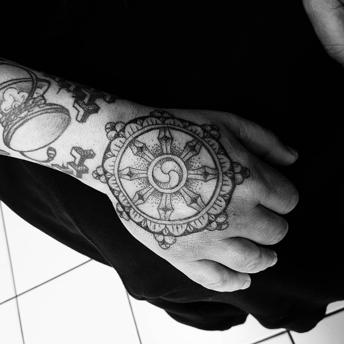 Tatuaje Budista - rueda del darma y sutra del corazón 2 Tatuajes budistas – rueda del darma y sutra del corazón (1)