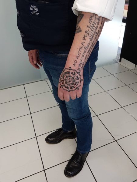 Tatuaje Budista - rueda del darma y sutra del corazón 6 Tatuajes budistas – rueda del darma y sutra del corazon 8 Tatuaje Budista - rueda del darma y sutra del corazón - Tatuaje budista